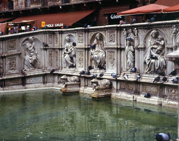 PLAZA DEL CAMAPO:FUENTE GAIA CON COPIA DE RELIEVES DELLA QUERCIA,JACOPO
SIENA,