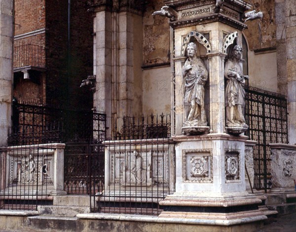 GIOVANNI AGOSTINO DI
EXTERIOR-CELDA DE PIEDRA-DET ESCULTURAS
SIENA, PALACIO