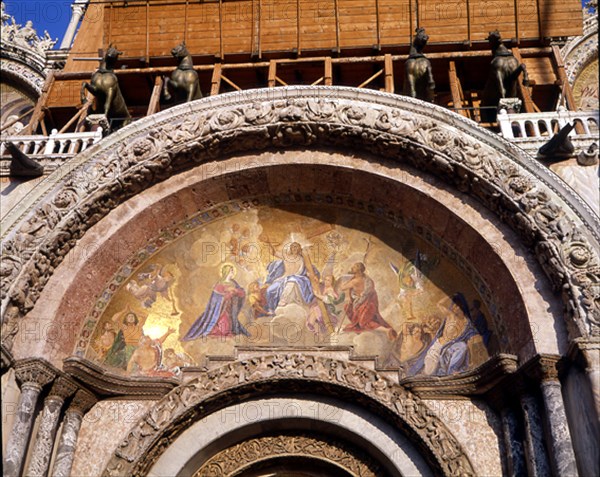 EXTERIOR-PORTAL CENTRAL-DET MOSAICO S XVIII Y 4 CABALLOS BRONCE DORADO
VENECIA, BASILICA DE SAN