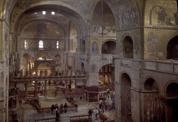 INTERIOR-NAVE:PAREDES REVESTIDAS DE MOSAICOS DE DISTINTAS EPOCAS
VENECIA, BASILICA DE SAN