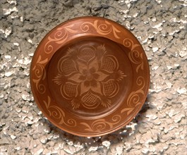PLATO EN CERAMICA ROJA CON DECORACION INCISA VEGETAL-S XX ARTE POPULAR
SALVATIERRA BARROS,