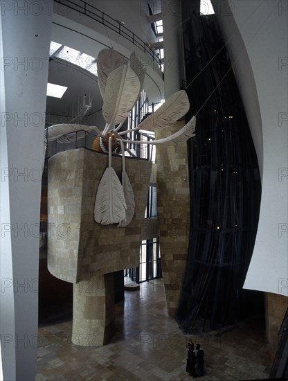 GEHRY FRANK 1929-
INTERIOR-VESTIBULO DE ENTRADA CON ESCULTURA MODERNA
BILBAO, MUSEO