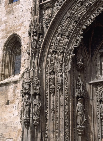 COLONIA SIMON
EXTERIOR-PORTADA-DET MITAD IZQUIERDA DEL ARCO APUNTADO CON ESCULTURAS DE FCO COLONIA