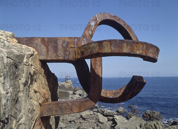 CHILLIDA EDUARDO 1924/2002
PLAZA DEL TENIS-ESCULTURAS-"PEINE DE LOS VIENTOS" EN UNA ROCA- HIERRO -