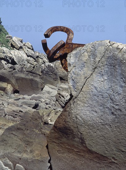 CHILLIDA EDUARDO 1924/2002
PLAZA DEL TENIS-ESCULTURAS-"PEINE DE LOS VIENTOS" EN UNA ROCA- HIERRO -