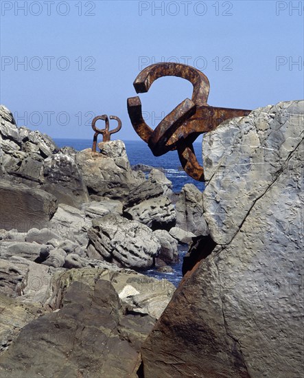 CHILLIDA EDUARDO 1924/2002
PLAZA DEL TENIS-ESCULTURAS-"PEINE DE LOS VIENTOS" EN UNA ROCA- HIERRO -