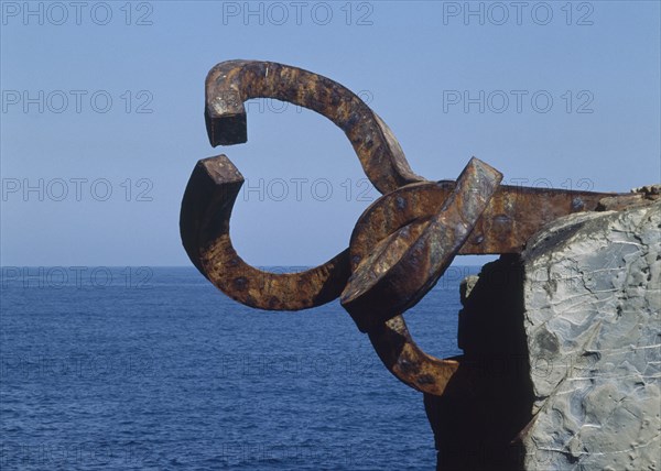 CHILLIDA EDUARDO 1924/2002
PLAZA DEL TENIS-ESCULTURAS-"PEINE DE LOS VIENTOS" EN UNA ROCA- HIERRO -