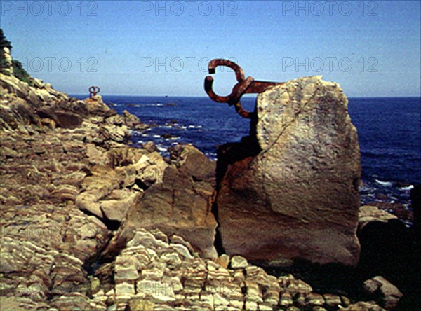 CHILLIDA EDUARDO 1924/2002
ESCULTURAS-"PEINE DE LOS VIENTOS" EN ROCAS SOBRE EL MAR- HIERRO -