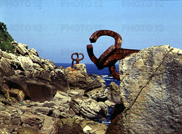 CHILLIDA EDUARDO 1924/2002
ESCULTURAS-"PEINE DE LOS VIENTOS" EN ROCAS SOBRE EL MAR- HIERRO -
