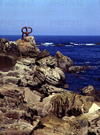 CHILLIDA EDUARDO 1924/2002
ESCULTURAS-"PEINE DE LOS VIENTOS" EN ROCAS SOBRE EL MAR- HIERRO -