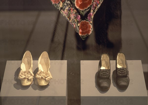 VITRINA CON ZAPATOS DE LA EPOCA SEDA,CUERO Y MADERA-FINES S XIX
BARCELONA, MUSEO