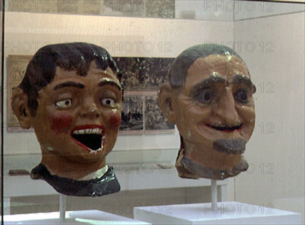 VITRINA CON MASCARAS DE GIGANTES Y CABEZUDOS-FINES S XIX

This image is not downloadable. Contact