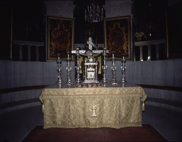 INTERIOR-CATHOLICON-CAPILLA LATERAL-ALTAR CON CANDELABROS
JERUSALEN, IGLESIA DEL SANTO