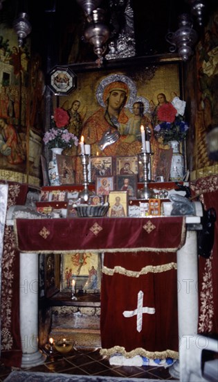 INTERIOR-CAPILLA COPTA-BAJO EL ALTAR AL FONDO EN EL SUELO EL SEPULCRO ORIGINARIO
JERUSALEN,