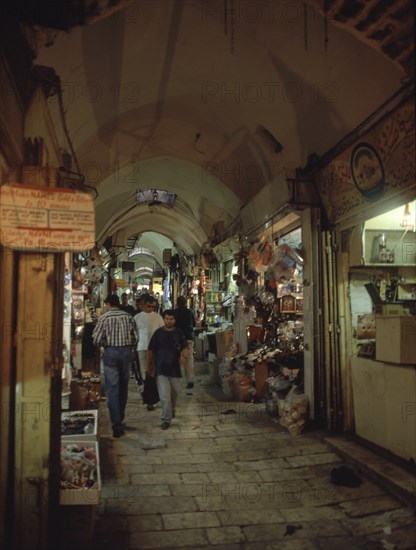 CALLE ESTRECHA CON COMERCIOS-SEGUN LA TRADICION ESTE FUE EL CAMINO DE JESUS A LA