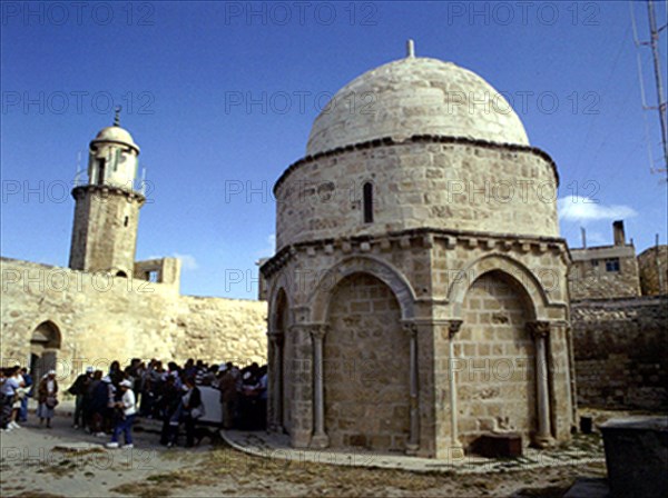 EXTERIOR CON TURISTAS-CONVERTIDA EN MEZQUITA POR LOS MUSULMANES DURANTE ALGUN TIEMPO-
JERUSALEN,