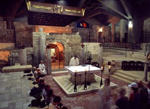 INTERIOR-CASA DE MARIA E IGLESIA CON SACERDOTE OFICIANDO MISA
NAZARET, BASILICA DE LA