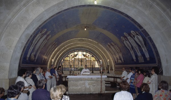 INTERIOR-ALTAR CON SACERDOTE OFICIANDO MISA Y FELIGRESES
MONTE TABOR, BASILICA