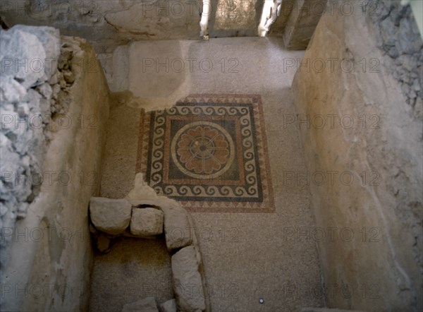INTERIOR-SALA CON MOSAICO EN LA PARED PERTENECIENTE AL PERIODO DE HERODES
MASADA,