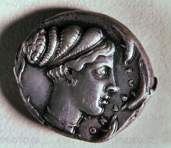 MONEDA-TETRADRACMA R(24.586)SIRACUSA-ANVERSO 26,28 MM-RETRATO DE DAMA
MADRID, CASA DE LA