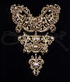 JOYA-LAZO CON TRES CUERPOS, ORO Y DIAMANTES - SXVII
MADRID, MUSEO DE ARTES DECORATIVAS
MADRID