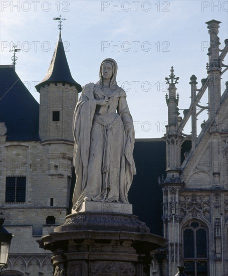 PLAZA CON ESCULTURA DE MARGARITA DE AUSTRIA-GOBERNADORA DE LOS PAISES BAJOS
MALINAS,
