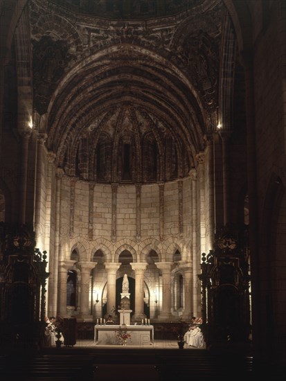 IGLESIA-ALTAR MAYOR CON MONJES OFICIANDO MISA
OSERA, MONASTERIO
ORENSE

This image is not