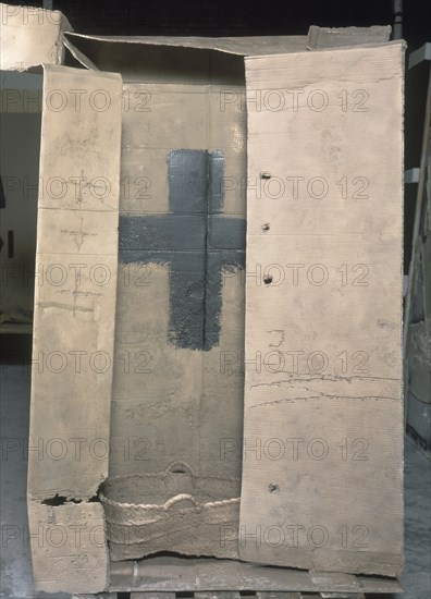TAPIES ANTONI 1923-
COMPOSICIO AMB CISTELLA- 1996- 189,2 X 143,4 X 66 cm - Pintura/Bronce
MADRID,