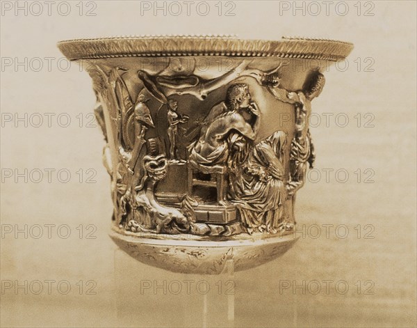 CUBILETE DE ORO CON DECORACION GRECO-ROMANA
LONDRES, BRITISH MUSEUM
INGLATERRA

This image is