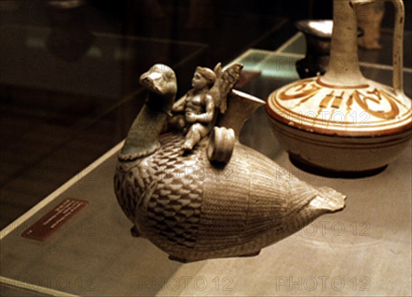 CERAMICA - RECIPIENTE CON FORMA DE PATO Y UN QUERUBIN SOBRE SU LOMO
LONDRES, BRITISH