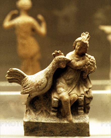 FIGURILLA CON LA REPRESENTACION DE UN GALLO Y UNA MUJER
LONDRES, BRITISH