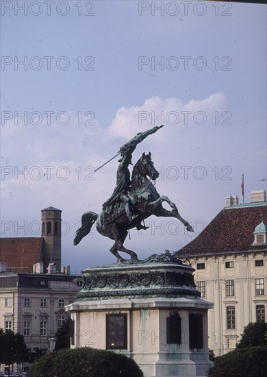 ESCULTURA ECUESTRE DEL ARCHIDUQUE CARLOS EN LA  HELDENPLATZ
VIENA, PALACIO IMPERIAL