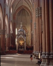 VICENZO ANTONIO DI
NAVE CENTRAL DE LA BASILICA DE SAN PETRONIO - ESTILO GOTICO- S XIV - ALTAR