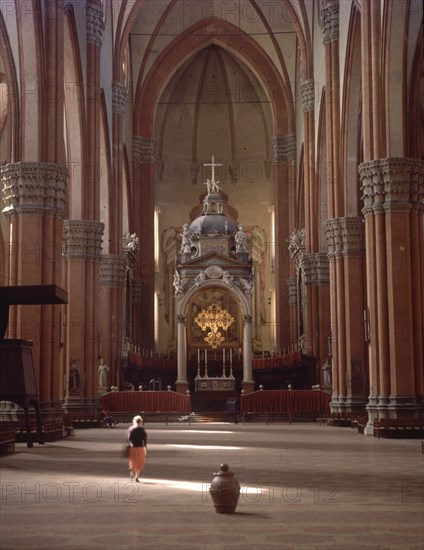 VICENZO ANTONIO DI
NAVE CENTRAL DE LA BASILICA DE SAN PETRONIO - ESTILO GOTICO- S XIV - ALTAR
