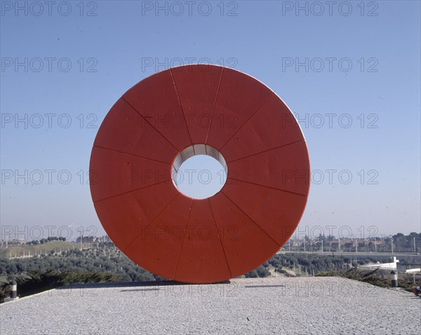 ESCULTURA CIRCULAR POLICROMADA DENOMINADA "DONUTS"
MADRID, IFEMA-PARQUE JUAN CARLOS