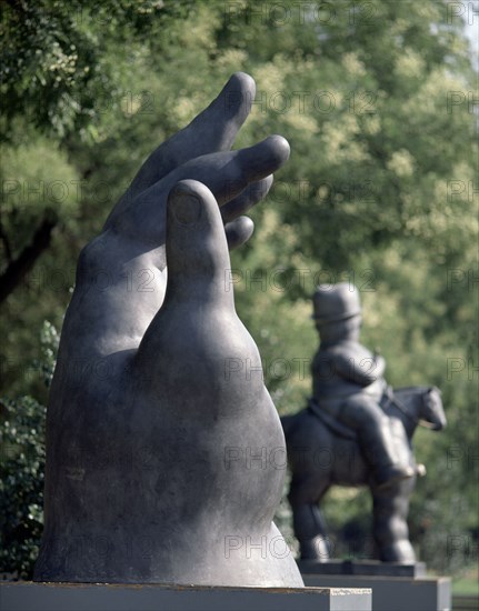 BOTERO FERNANDO 1932
LA MANO AL FONDO HOMBRE A CABALLO
MADRID, EXPOSICION BOTERO
MADRID

This
