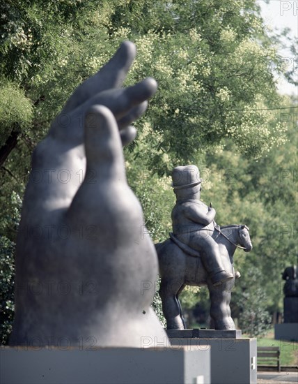 BOTERO FERNANDO 1932
LA MANO AL FONDO HOMBRE A CABALLO
MADRID, EXPOSICION BOTERO
MADRID

This