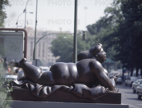 BOTERO FERNANDO 1932
MUJER CON CIGARRO - 1987 - VISTA LATERAL
MADRID, EXPOSICION
