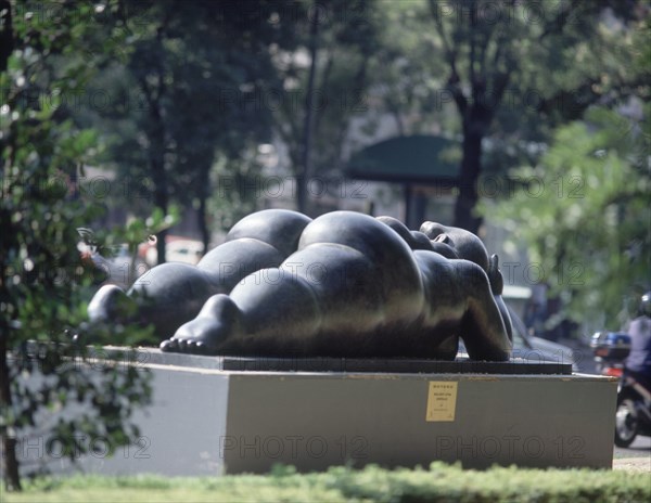 BOTERO FERNANDO 1932
MUJER CON ESPEJO - 1987
MADRID, EXPOSICION BOTERO
MADRID

This image is