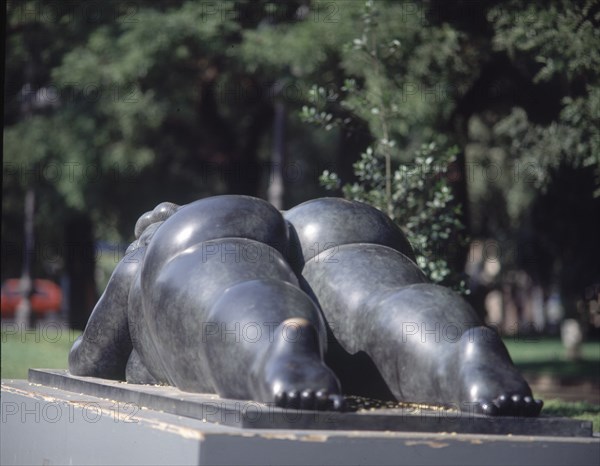 BOTERO FERNANDO 1932
MUJER CON ESPEJO - 1987 - VISTA TRASERA
MADRID, EXPOSICION