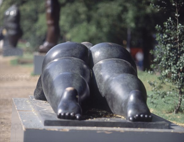 BOTERO FERNANDO 1932
MUJER CON ESPEJO - 1987 - VISTA TRASERA
MADRID, EXPOSICION