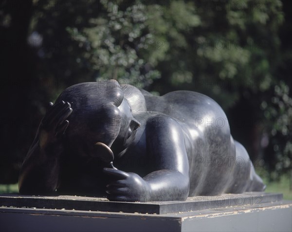 BOTERO FERNANDO 1932
MUJER CON ESPEJO - 1987
MADRID, EXPOSICION BOTERO
MADRID

This image is