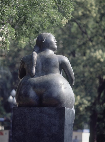 BOTERO FERNANDO 1932
LA MATERNIDAD - VISTA TRASERA
MADRID, EXPOSICION BOTERO
MADRID

This