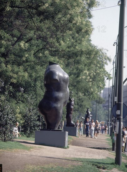 BOTERO FERNANDO 1932
TORSO DE MUJER - VISTA LATERAL
MADRID, EXPOSICION BOTERO
MADRID

This