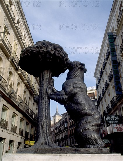 NAVARRO SANTAFE ANTONIO 1906/83
ESTATUA DEL OSO Y EL MADROÑO SIMBOLO DE LA CIUDAD
MADRID, PUERTA
