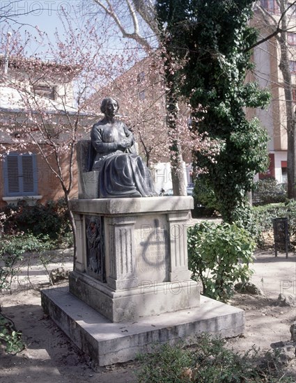 ESCULTURA DE GREGORIA DE LA CUBA Y CLEMENTE EN EL PARQUE DE SAN JULIAN - 1930
CUENCA,