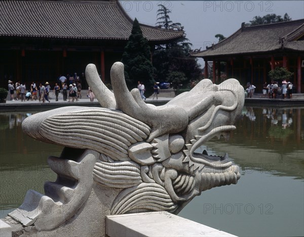 CABEZA DE DRAGON EN EL PALACIO BALNEARIO - 644 AC - ESCULTURA MITOLOGICA
XIAN, BALNEARIO