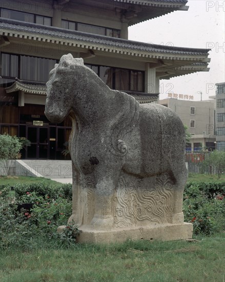CABALLO - ESCULTURA EN PIEDRA - 3 METROS DE ALTO
XIAN, MUSEO P DE SHAANXI
CHINA

This image is