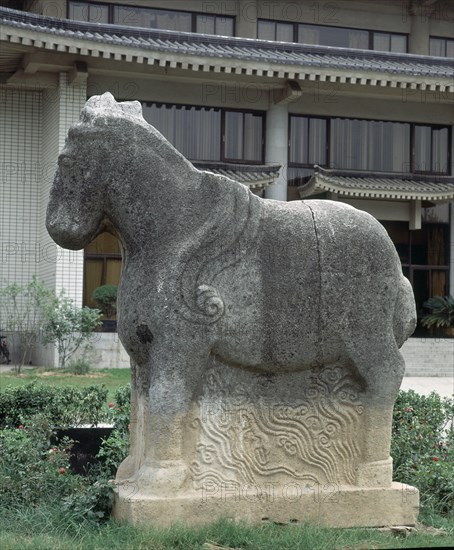 CABALLO - ESCULTURA EN PIEDRA - 3 METROS DE ALTO
XIAN, MUSEO P DE SHAANXI
CHINA

This image is