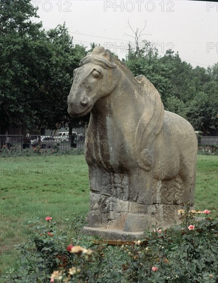 CABALLO - ESCULTURA EN PIEDRA - 3 METROS DE ALTO
XIAN, MUSEO P DE SHAANXI
CHINA

This image is